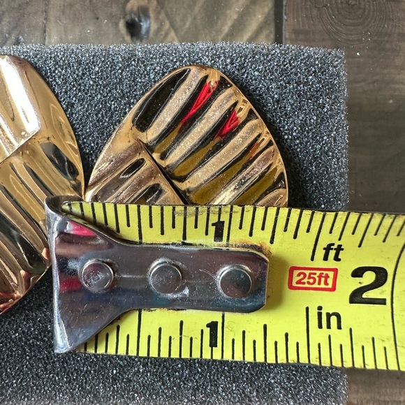 Vtg 1994 Avon Glossy Style Large Ruffled Gold Tone Pierced Earrings And Cuff Set - Picture 5 of 8